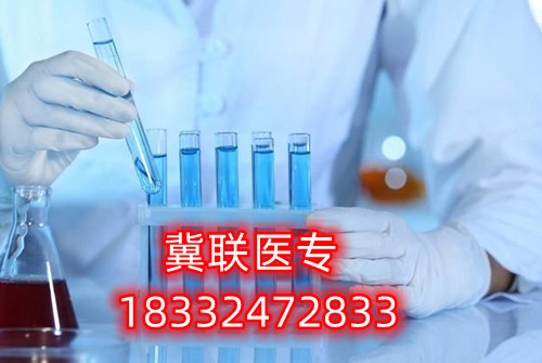 對(duì)于很多想要通過(guò)河北單招考試升學(xué)的家長(zhǎng)和學(xué)生，往往感到為難的就是如何選擇大類(lèi)方向。石家莊冀聯(lián)醫(yī)學(xué)中專(zhuān)學(xué)校單招升學(xué)熱門(mén)專(zhuān)業(yè)及院校推薦  石家莊冀聯(lián)醫(yī)學(xué)中專(zhuān)學(xué)校單招升學(xué)熱門(mén)專(zhuān)業(yè)及院校推薦  一方面是對(duì)大類(lèi)招生政策的不了解，另一方面是感覺(jué)孩子太小，還不定性，盲目選擇怕將來(lái)孩子后悔。    考試七類(lèi)是家長(zhǎng)們眼中的熱門(mén)大類(lèi)，護(hù)理是人氣最高的專(zhuān)業(yè)，優(yōu)秀院校：滄州醫(yī)學(xué)高等專(zhuān)科學(xué)校。下面于老師給大家介紹一下第七類(lèi)醫(yī)藥衛(wèi)生(臨床醫(yī)學(xué)類(lèi)專(zhuān)業(yè)除外)等所涉及專(zhuān)業(yè)。    單招考試第七類(lèi)醫(yī)學(xué)類(lèi)考試第七類(lèi)：    醫(yī)藥衛(wèi)生(臨床醫(yī)學(xué)類(lèi)專(zhuān)業(yè)除外)等所涉及專(zhuān)業(yè)    科目：語(yǔ)文150分+數(shù)學(xué)150分+化學(xué)100分+職業(yè)適應(yīng)性測(cè)試350分（1、我國(guó)當(dāng)前醫(yī)藥衛(wèi)生行業(yè)的特點(diǎn)和發(fā)展方向、醫(yī)藥衛(wèi)生行業(yè)的特點(diǎn)和工作內(nèi)容常識(shí);2、生活中常見(jiàn)的基本疾病預(yù)防知識(shí)和疫情防控知識(shí);3、國(guó)際、全國(guó)疾病防控宣傳日相關(guān)知識(shí);4、醫(yī)學(xué)專(zhuān)業(yè)相關(guān)的社會(huì)人文常識(shí)。）    牽頭院校：滄州醫(yī)學(xué)高等專(zhuān)科學(xué)校    推薦院校：河北化工醫(yī)藥職業(yè)技術(shù)學(xué)院、滄州醫(yī)學(xué)高等專(zhuān)科學(xué)校、邢臺(tái)健康醫(yī)學(xué)院、承德護(hù)理職業(yè)學(xué)院、廊坊衛(wèi)生職業(yè)學(xué)院、唐山職業(yè)技術(shù)學(xué)院、河北女子職業(yè)技術(shù)學(xué)院    熱門(mén)專(zhuān)業(yè)：護(hù)理、醫(yī)學(xué)檢驗(yàn)技術(shù)、醫(yī)學(xué)影像技術(shù)、助產(chǎn)、口腔醫(yī)學(xué)技術(shù)、心理咨詢、眼視光技術(shù)、藥學(xué)    2023年河北單招考試人數(shù)：約25300人    錄取率：58.47%    公辦錄取率：17.50%    大類(lèi)解讀：熱門(mén)大類(lèi)，男女生都可以報(bào)考，文理不限，專(zhuān)業(yè)技術(shù)性不強(qiáng)。      第七大類(lèi)職業(yè)適應(yīng)性測(cè)試具體考試內(nèi)容：    1、我國(guó)當(dāng)前醫(yī)藥衛(wèi)生行業(yè)的特點(diǎn)和發(fā)展方向、醫(yī)藥衛(wèi)生行業(yè)的特點(diǎn)和工作內(nèi)容常識(shí)；    2、生物醫(yī)學(xué)基礎(chǔ)知識(shí)；    3、生活中常見(jiàn)的基本疾病預(yù)防知識(shí)和疫情防控知識(shí)；    4、國(guó)際、全國(guó)疾病防控宣傳日相關(guān)知識(shí)；    5、醫(yī)學(xué)專(zhuān)業(yè)相關(guān)的社會(huì)人文常識(shí)。      一、護(hù)理    就業(yè)方向：主要面向各級(jí)各類(lèi)醫(yī)療衛(wèi)生系統(tǒng)和社區(qū)衛(wèi)生服務(wù)機(jī)構(gòu)，從事臨床護(hù)理、健康保健工作，就業(yè)度好。    二、醫(yī)學(xué)檢驗(yàn)技術(shù)    就業(yè)方向：主要面向各級(jí)醫(yī)院檢驗(yàn)科、血庫(kù)，各級(jí)疾病預(yù)防控制中心、血站、檢驗(yàn)檢疫、計(jì)劃生育服務(wù)等機(jī)構(gòu)，以及各種獨(dú)立實(shí)驗(yàn)室、醫(yī)學(xué)生物試劑生產(chǎn)經(jīng)營(yíng)企業(yè)，從事醫(yī)學(xué)檢驗(yàn)等工作。    三、醫(yī)學(xué)影像技術(shù)    就業(yè)方向：主要面向各級(jí)醫(yī)療衛(wèi)生機(jī)構(gòu)及體檢中心等部門(mén)從事醫(yī)學(xué)影像工作。    四、助產(chǎn)    就業(yè)方向：主要面向各級(jí)綜合性醫(yī)院和婦幼保健院（所）、婦幼保健管理機(jī)構(gòu) ，以及孕婦學(xué)校、親子活動(dòng)中心和月嫂培訓(xùn)中心等社區(qū)婦幼保健機(jī)構(gòu)組織，從事助產(chǎn)、臨床護(hù)理、計(jì)劃生育和婦幼保健管理及服務(wù)等工作。  五、口腔醫(yī)學(xué)技術(shù)    就業(yè)方向：方向一∶口腔治療技術(shù)方向 主要面向各級(jí)口腔醫(yī)療機(jī)構(gòu)及口腔醫(yī)療相關(guān)機(jī)構(gòu)，在醫(yī)師助手、口腔咨詢等崗位群，從事口腔常見(jiàn)病和多發(fā)病的輔助治療與服務(wù)等工作。    方向二∶口腔修復(fù)工藝方向 主要面向口腔修復(fù)制作行業(yè)各級(jí)義齒加工企業(yè)、醫(yī)療機(jī)構(gòu)口腔技工室及口腔醫(yī)療相關(guān)機(jī)構(gòu)，在口腔修復(fù)、技術(shù)管理等崗位群，從事口腔修復(fù)體制作、技術(shù)管理與服務(wù)等工作。  石家莊冀聯(lián)醫(yī)學(xué)中等專(zhuān)業(yè)學(xué)校電話：0311-87368833； 18332472833（同微信）  石家莊冀聯(lián)醫(yī)學(xué)中專(zhuān)學(xué)校快手號(hào)：v18332472833